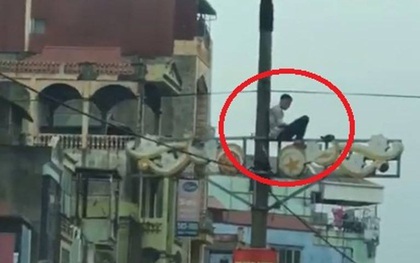 Hà Nội: Nam thanh niên nghi ngáo đá cố thủ trên cột điện ở đường Giải Phóng