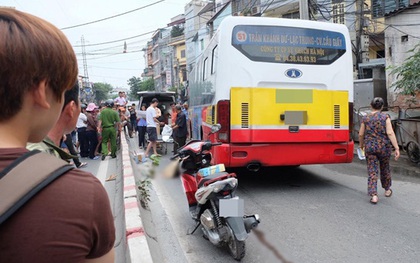 Hà Nội: Văng sang làn đường ngược chiều sau khi đâm vào dải phân cách cứng, nam thanh niên bị xe buýt cán tử vong