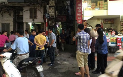 Hà Nội: Cảnh sát vây ráp nghi can đâm người rồi cố thủ trong nhà