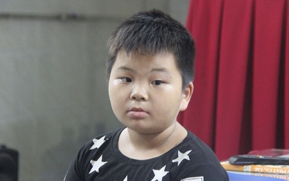 Công an phường làm "bảo mẫu" chăm sóc bé trai 9 tuổi bị lạc gia đình ở Sài Gòn