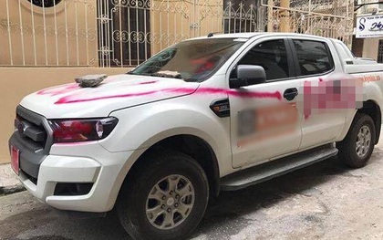 Vào facebook, chủ ô tô bất ngờ phát hiện xe mình đang đỗ trong ngõ bị vẽ sơn hồng chi chít