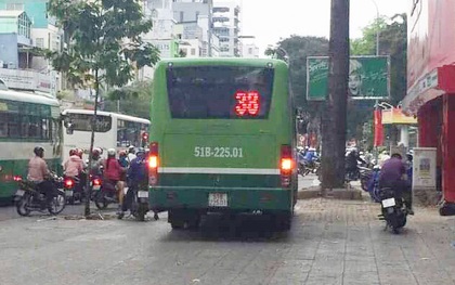 Clip: Không dừng chờ đèn đỏ, xe buýt bẻ lái leo thẳng lên vỉa hè Sài Gòn để lưu thông