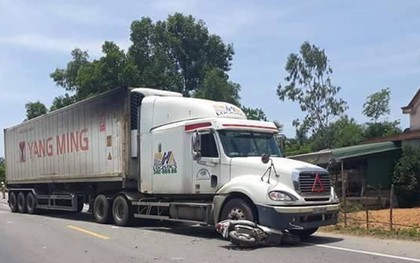 Đi mua đá lạnh, nam sinh lớp 8 bị xe container cán tử vong