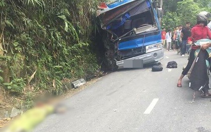 Xe ô tô chở học sinh lớp 11 lao vào vách núi ở đèo Tam Đảo, 1 người tử vong