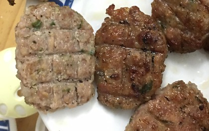Khách thắc mắc miếng chả băm trắng nhởn, nhân viên quán bún chả nổi tiếng Hà Nội trả lời: "Do thả vào nước chấm nên bị bợt"