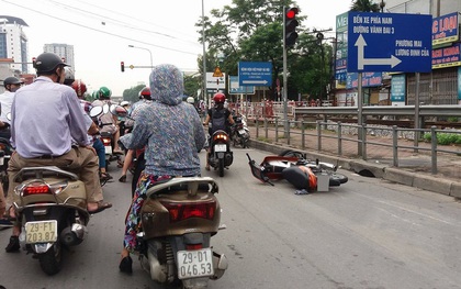 Hà Nội: Va chạm với ô tô, hai thanh niên đi xe máy văng xuống đường nguy kịch