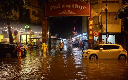 Hà Nội: Mưa lớn bất ngờ dội xuống, phố ẩm thực Tống Duy Tân ngập nặng