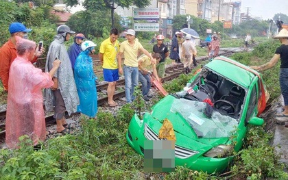 Hà Nội: Sang đường không quan sát, xe taxi bị tàu hỏa kéo lê hơn 20 mét