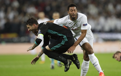 Fan hả hê khi tiền vệ Tottenham suýt đá gãy chân Ramos