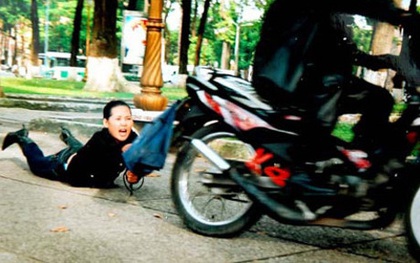 TP. HCM: Đi ăn trưa cùng đồng nghiệp, người phụ nữ bị giật túi xách Zara chứa gần nửa tỷ đồng