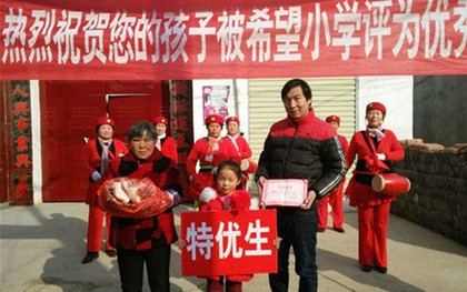 Phần thưởng thiết thực nhất mùa Tết Đinh Dậu 2017: Học sinh giỏi được nhà trường phát chân giò heo