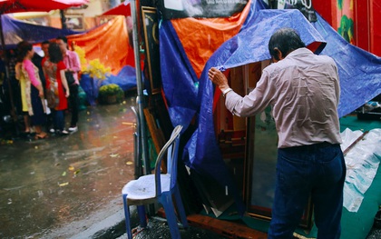 Sài Gòn bất ngờ mưa lớn chiều 28 Tết, nhiều người chụp ảnh ở phố ông đồ không kịp trở tay