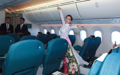Hành khách thích thú khi tiếp viên Vietnam Airlines trình diễn áo dài trên "chuyến bay hòa bình" vào ngày 30/4