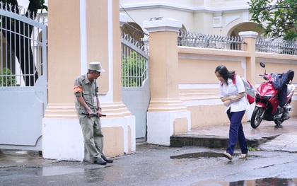 Chuyện chưa kể về bác bảo vệ mà học sinh chuyên Lê Hồng Phong cúi đầu chào mỗi ngày: "Hiệp sĩ" xích lô 21 lần bắt cướp