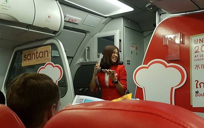 Máy bay bị delay và đây là cách nữ tiếp viên xinh đẹp khiến hành khách không ai tức giận