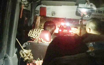 Chuyến xe đặc biệt: CSGT dẫn đường cho xe khách bị hỏng đèn qua đoạn đèo dốc nguy hiểm khi trời tối