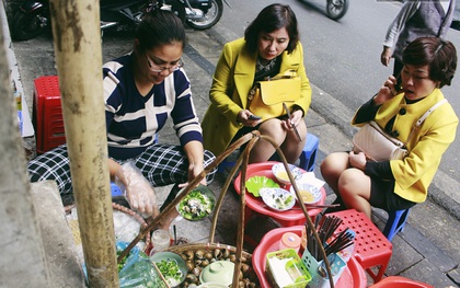 Gánh bún ốc vỉa hè Hà Nội sau ngày lên sóng CNN: "Tôi phải đuổi những vị khách đến chỉ vì hiếu kỳ"