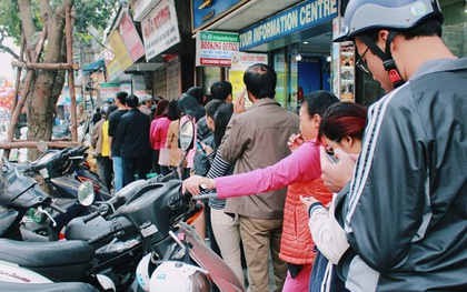 Người Hà Nội xếp hàng dài cả trăm mét chờ mua bánh chưng, giò chả vào sáng 29 Tết