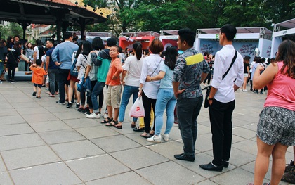 Hàng nghìn người dân Thủ đô háo hức xếp hàng chờ nhận đồ miễn phí ở lễ hội Hàn Quốc