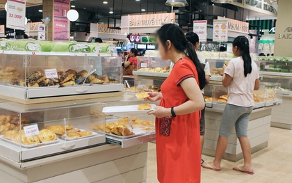 Clip: Vô tư bốc bánh, nếm bánh bằng tay trong siêu thị - chuyện buồn về ý thức mua hàng của người Việt