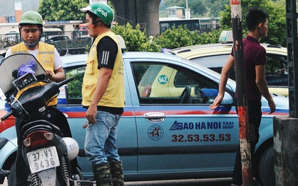Bát nháo cảnh hàng chục tài xế xe ôm mặc áo giả GrabBike bắt khách ngay bến xe Mỹ Đình