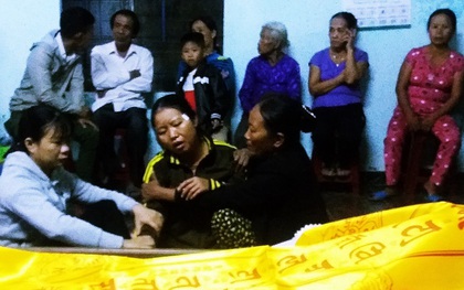 Vụ 3 học sinh lớp 9 chết đuối tại biển Đà Nẵng: "Dậy đi con ơi, dậy nhìn mẹ đi con..."