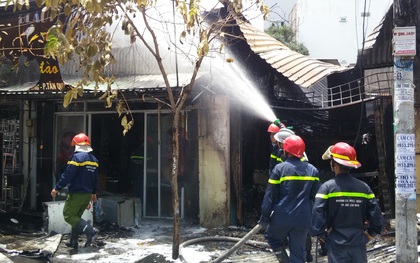 TP. HCM: Thợ hàn bất cẩn, 3 cửa hàng cháy ngùn ngụt giữa trưa