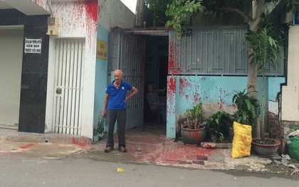 Cặp vợ chồng già 85 tuổi ở Sài Gòn nhiều lần bị tạt sơn vào nhà, nghi do con gái chưa trả hết nợ
