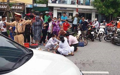 Hà Nội: Đâm vào đuôi xe máy, người đàn ông trung tuổi nguy kịch
