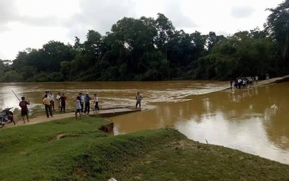 Hà Tĩnh: 3 mẹ con bị nước lũ cuốn trôi khi đi qua cầu tràn, nam sinh 17 tuổi mất tích