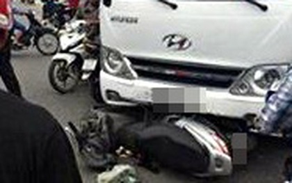 Đà Nẵng: Xe khách va chạm kinh hoàng với xe máy, 2 người phụ nữ bị thương nặng