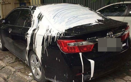 Hà Nội: Nghi do mâu thuẫn cá nhân, ô tô Camry đỗ trên vỉa hè bị tạt đầy sơn trắng trên nóc