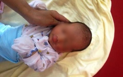 Hà Nội: Bé trai khoảng 1 tháng tuổi bị bỏ rơi trên phố Linh Lang