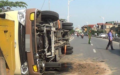 Hà Nội: Hành khách la hét kêu cứu trong chiếc xe khách 29 chỗ bị lật giữa đường