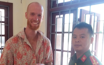 Nhặt được tài sản hơn 100 triệu đồng, nam thanh niên trả lại cho du khách Úc