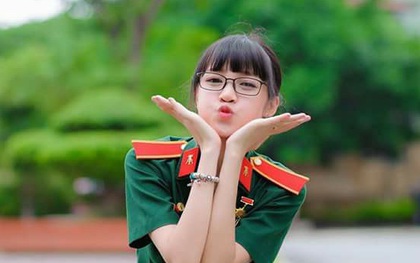 Cô bạn "hàng hiếm" của Học viện Kỹ thuật Quân sự kể chuyện tập bắn súng đạn thật, lăn lê tập luyện trên thao trường