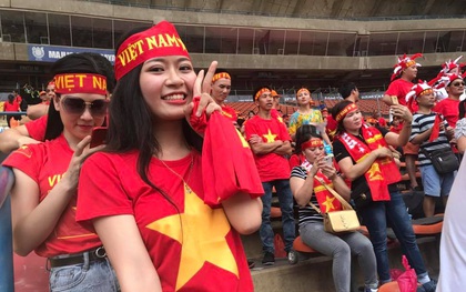 Những bóng hồng Việt Nam cổ vũ Công Phượng và đồng đội ngay trên đất Malaysia