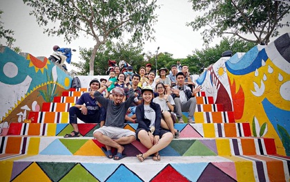 Khách Tây bỏ tiền cùng sinh viên Đà Nẵng "biến" bãi rác thành tranh tường đầy màu sắc