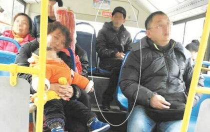 Chụp ảnh người nhà ngủ gật trên xe buýt, vô tình chụp luôn cả kẻ trộm điện thoại của chính mình