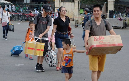 Kết thúc kỳ nghỉ lễ, người dân lỉnh kỉnh đồ đạc, mang theo trẻ nhỏ ùn ùn trở lại Hà Nội và Sài Gòn