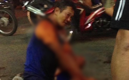Người đàn ông cầm hung khí đâm gục 2 người ở trung tâm Sài Gòn