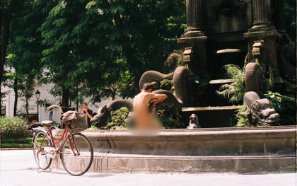 Xôn xao hình ảnh người đàn ông hồn nhiên "tắm tiên" trong công viên tại Hà Nội