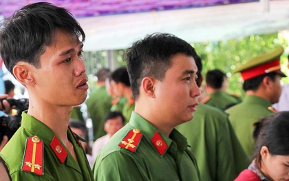 Đồng đội nghẹn ngào tiễn đưa chiến sĩ PCCC hy sinh khi tham gia dập lửa tại ngôi nhà ở Sài Gòn