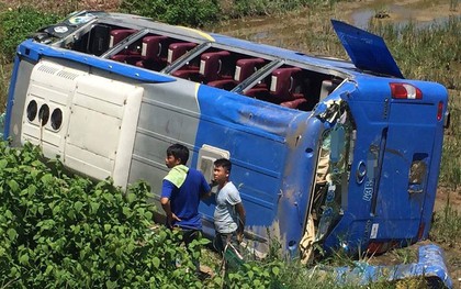 Huế: Xe chở hàng chục hành khách lật nhào xuống ruộng, 4 người bị thương