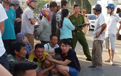 Người đàn ông òa khóc nức nở khi chứng kiến con trai 3 tuổi tử vong, vợ nguy kịch sau tai nạn