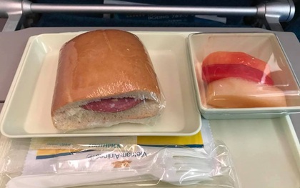 Chất lượng bữa ăn nhẹ của Vietnam Airlines và cách chê bai gây tranh cãi của một hành khách