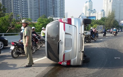 TP.HCM: Ô tô 7 chỗ lật nhào trên đường phố, tài xế bung cửa thoát thân