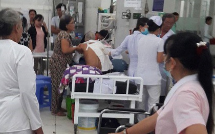 Nhiều người bật khóc, hoảng hốt chạy đi tìm con em trong bệnh viện sau vụ tai nạn thảm khốc ở Tây Ninh