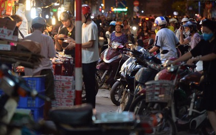 Người dân Hà Nội đổ xô ra vỉa hè mua bánh Trung thu đại hạ giá 15.000 đồng/cái, giao thông hỗn loạn