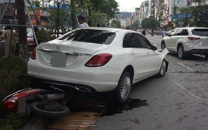 Hà Nội: Ô tô "điên"mất lái tông hàng loạt phương tiện, nhiều người hoảng loạn